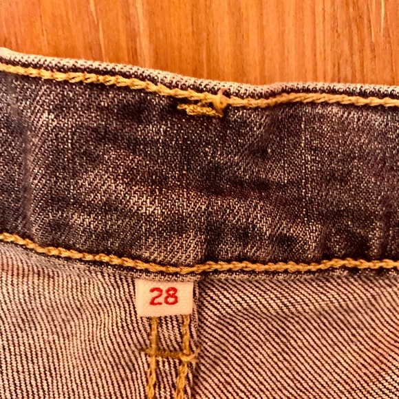 Levi's Medium Wash Roll Cuff Midi Shorts Women's Size 28 - Picture 5 of 7